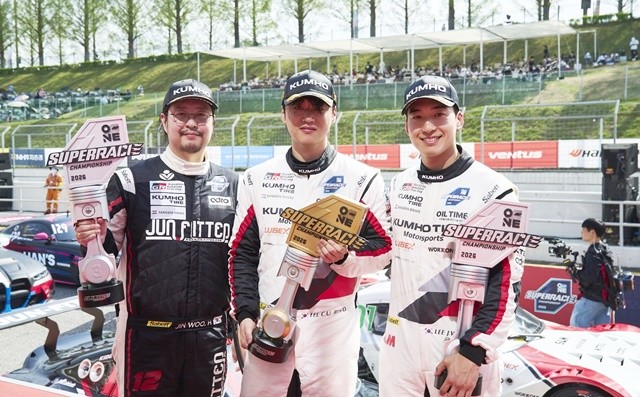 금호 SL모터스포츠팀 이창욱 선수(중앙), 이정우 선수(오른쪽)와 준피트디 레이싱팀 황진우 선수(왼쪽)가 토요타 가주 레이싱 6000 클래스 2라운드 포디엄을 석권하며 기념 사진을 촬영하고 있다.