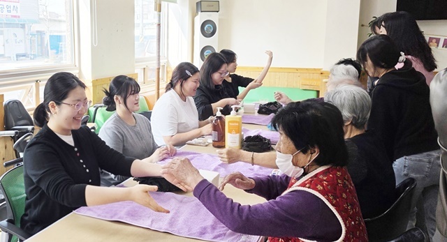 “따뜻한 손길로 전하는 온기”… 광주여대 미용과학과, 실버타운 핸드 마사지 재능기부