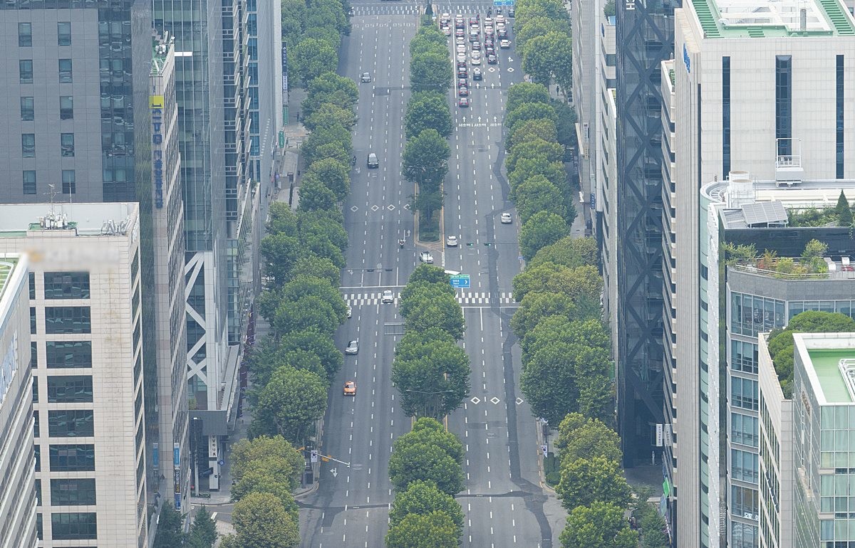 서울 테헤란로 모습. 기사 이해를 돕기 위한 자료 사진. 서울 강남구는 테헤란로 동·서측 금연거리에 대한 계도기간을 마치고 4월 23일부터 본격적인 단속에 착수한다고 21일 밝혔다. 해당 금연구역 내에서 흡연이 적발되면 최대 10만 원의 과태료가 부과된다.     이와 관련해 조성명 강남구청장은 연합뉴스에 '테헤란로는 보행량이 많은 강남의 대표 거리인 만큼 모두가 쾌적하게 이용할 수 있는 환경을 만드는 일이 중요하다'라며 '금연거리 지정과 함께 흡연 부스 등 필요한 시설도 병행해 서로 배려하는 건강한 거리 질서를 만들어 가겠다'라고 밝혔다. / 연합뉴스