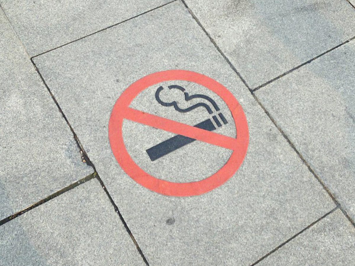 흡연 금지 표시. 기사 이해를 돕기 위한 자료 사진. 흡연은 전신 건강을 해치는 위험 요인이다. 담배 연기에는 수천 종의 화학물질과 다수의 발암물질이 들어 있으며 흡연은 폐암을 비롯해 여러 부위의 암 발생 위험을 높인다. 또한 혈관을 수축시키고 염증을 악화해 심근경색, 뇌졸중 같은 심뇌혈관질환의 가능성을 키우며 기관지와 폐 기능을 떨어뜨려 만성기침, 가래, 호흡곤란, 만성폐쇄성폐질환으로 이어질 수 있다.      / 연합뉴스