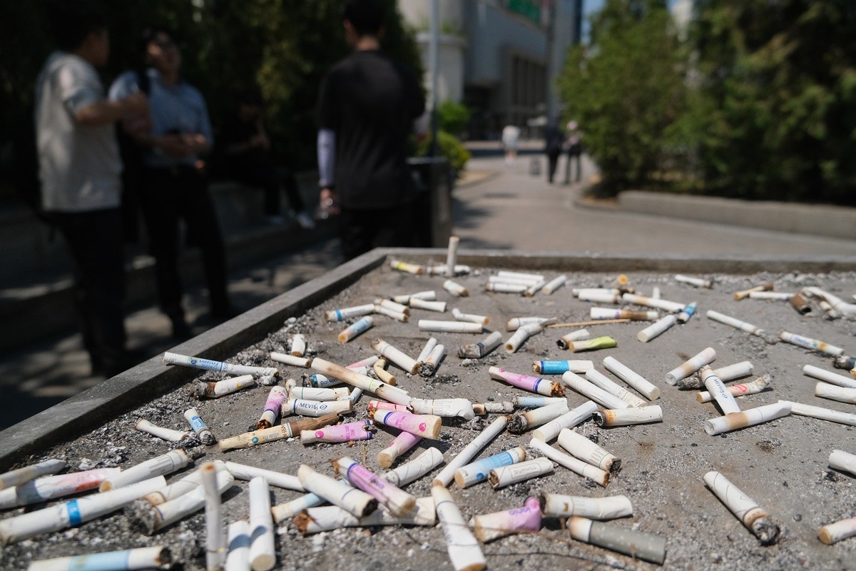 흡연자들이 버린 담배꽁초 모숩. 기사 이해를 돕기 위한 자료 사진. 서울 강남구는 테헤란로 동·서측 금연거리에 대한 계도기간을 마치고 4월 23일부터 본격적인 단속에 착수한다고 21일 밝혔다. 해당 금연구역 내에서 흡연이 적발되면 최대 10만 원의 과태료가 부과된다.      / 연합뉴스