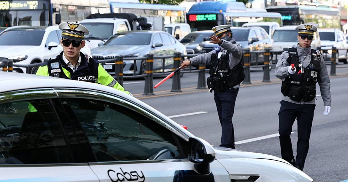 우회전 위반차량 단속하는 경찰. 현행 도로교통법에 따르면 우회전하려는 운전자는 전방 신호가 빨간불일 경우 반드시 일시 정지해야 하며, 우회전 후에도 보행자가 있거나 건너려 할 때는 멈춰야 한다. 경찰청은 오는 6월 19일까지 2달간 우회전 통행 방법 위반에 대한 집중 단속을 이어간다 / 뉴스1