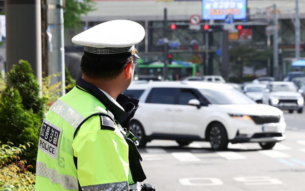 '우회전 일시정지' 줄줄이 단속. “우회전 일시정지 법이 있는지 몰랐다”, “멈췄다가 가는 건 알았지만 정확히 언제 지나갈 수 있는지는 몰랐다”, “보행자가 완전히 건널 때까지 기다려야 하는 줄은 몰랐다”는 반응 이어져 / 뉴스1