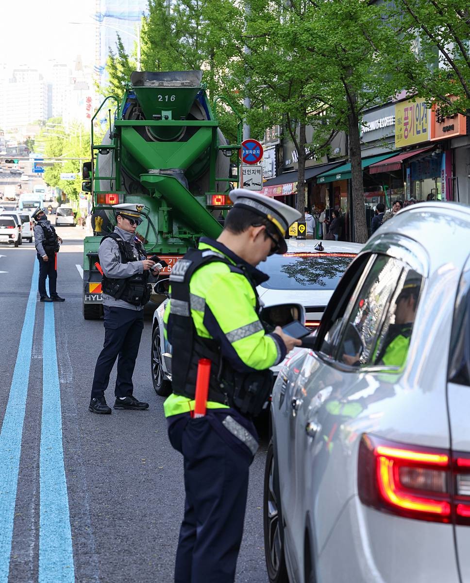 줄줄이 단속된 우회전 일시정지 위반 차량 / 뉴스1