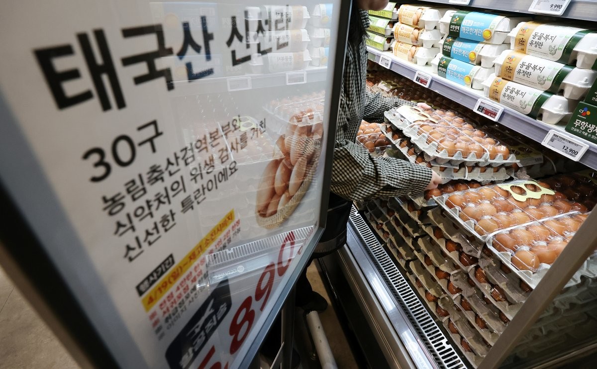 정부가 계란 수급 안정을 위해 수입한 태국산 신선란이 19일 서울의 한 마트에서 판매되고 있다. / 연합뉴스