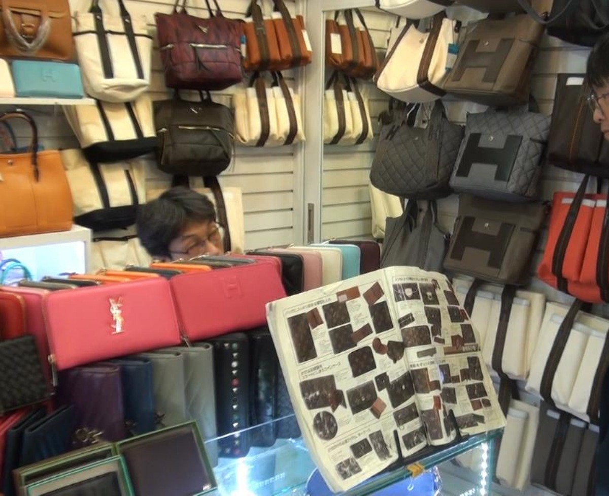 일본어로 된 명품가방 소개 잡지 진열 모습 1200