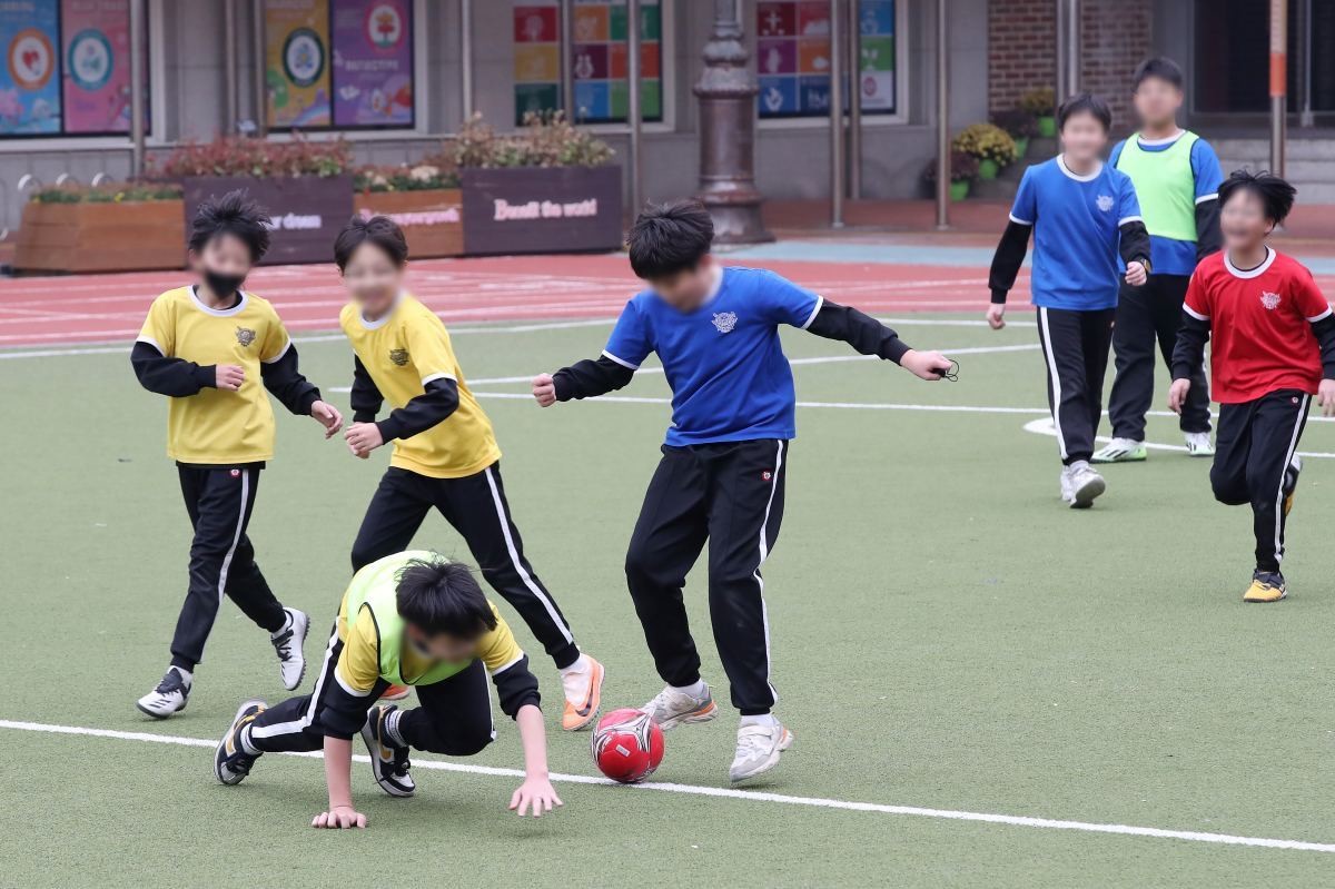 교내 공간에서 자유롭게 축구를 하는 아이들. 자료사진. / 뉴스1