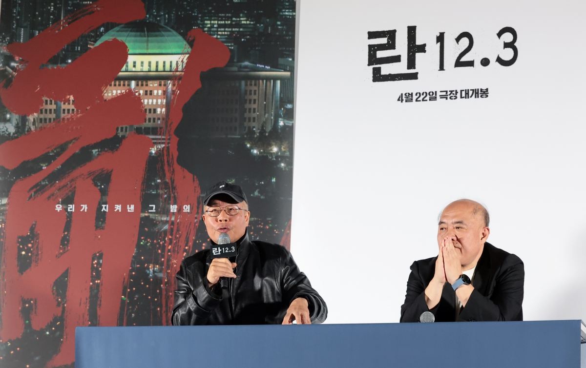 이명세 감독(왼)과 조성우 음악감독(오)이 영화 '란 12.3' 언론시사회 및 기자간담회에서 취재진 질문에 답하고 있는 모습. '란 12.3'은 비상계엄 선포에 맞서 민주주의를 지키기 위해 나선 이들의 현장 기록을 담은 다큐멘터리 영화다. / 뉴스1