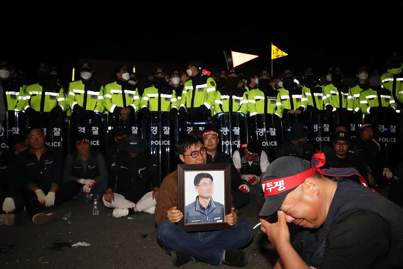 트럭에 깔려 숨진 배송기사... CU편의점 운영사 둘러싸고 대체 무슨 일