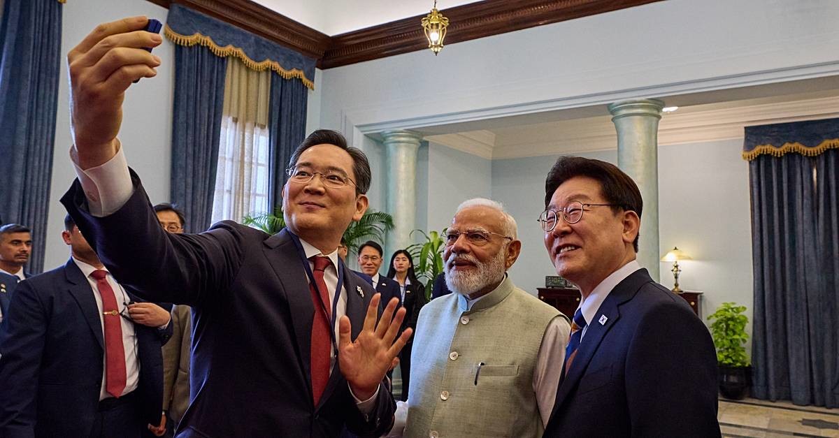 기념사진을 촬영하는 이재명 대통령과 모디 총리, 이재용 회장 / 삼성전자 인스타그램 캡처, 연합뉴스