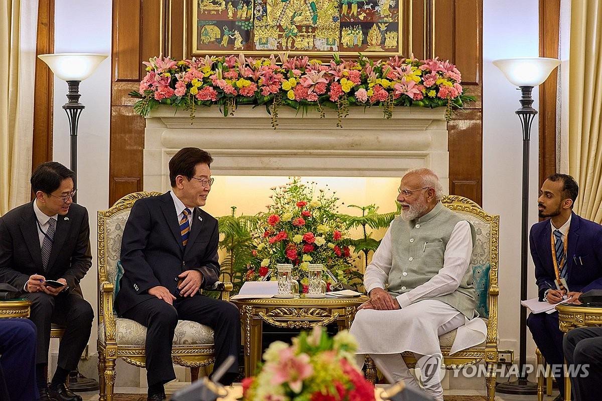 이재명 대통령과 나렌드라 모디 인도 총리가 20일(현지시간) 뉴델리 영빈관에서 소인수 정상회담을 하고 있다 / 연합뉴스