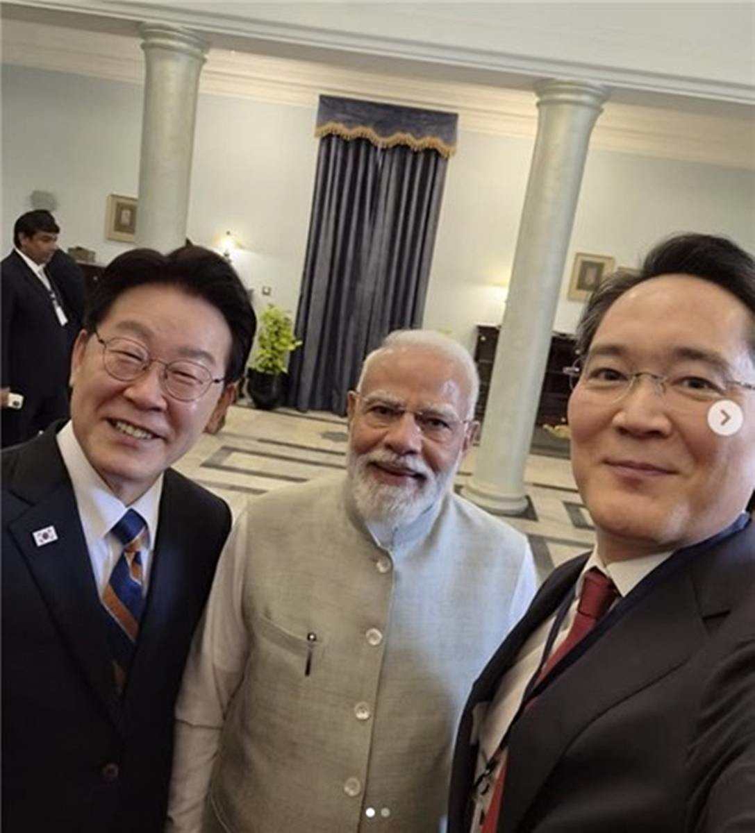기념사진을 촬영하는 이재명 대통령과 모디 총리, 이재용 회장 / 삼성전자 인스타그램 캡처, 연합뉴스