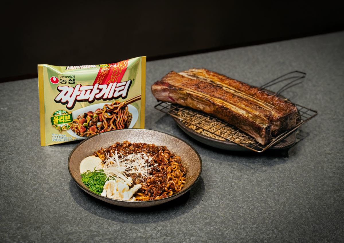 짚불 훈연 우대 갈비와 항정살로 유명한 '몽탄'과 농심이 협업해 만든 짜파게티 신제품 '몽탄 짜파게티' 제품 이미지. 몽탄 짜파게티는 짚불 훈연 과정을 거친 전남 무안군 특산 양파로 만든 '스모크 퓌레'를 짜장 소스에 더해 깊은 풍미를 구현했다. 여기에 스모크 대파 오일이 첨가돼 훈제 향을 입혔으며 농심의 장수 스낵인 알새우칩을 부수어 토핑으로 올려 바삭한 식감을 강조한 것이 특징이다. / 농심 제공