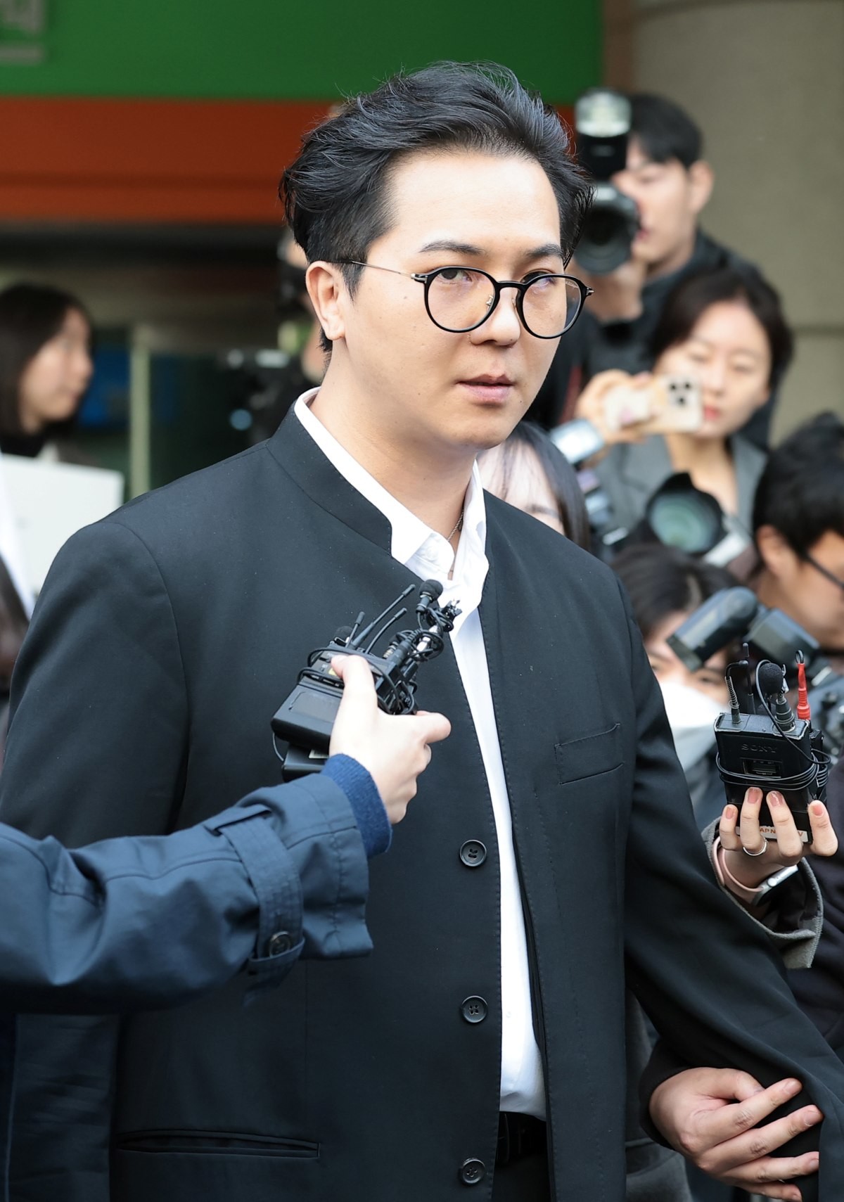 그룹 위너 출신 송민호(33)가 사회복무요원 부실 복무 혐의로 첫 재판에 출석해 모든 공소 사실을 인정하고 재복무 의지를 밝혔다.  / 뉴스1