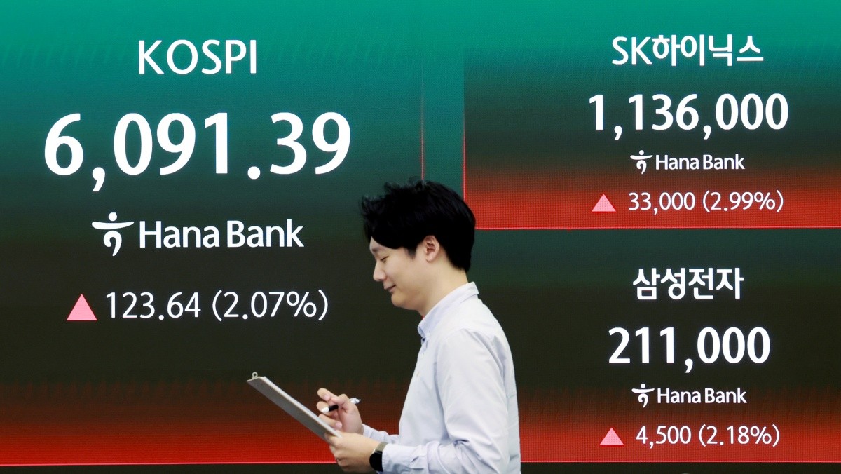 지난 15일 서울 중구 하나은행 딜링룸 전광판에 종가가 표시되고 있다. 기사의 이해를 돕기 위한 사진 / 뉴스1
