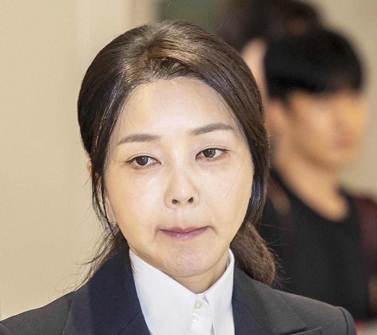 김건희 여사 자료 사진. 서울중앙지법 형사합의34부(한성진 부장판사)는 21일 안해욱 씨의 공직선거법 위반 등 혐의 속행 공판에서 김건희 여사에 대해 과태료 300만 원을 부과한다고 밝혔다. 김건희 여사 측은 불출석 사유를 제출했으나 재판부는 그 사유가 정당하지 않다고 판단한 것으로 전해졌다.     형사소송법에 따르면 법원은 소환장을 송달받은 증인이 정당한 사유 없이 출석하지 않을 경우 500만 원 이하의 과태료를 부과할 수 있다.    / 뉴스1