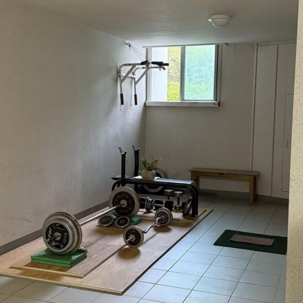 아파트 복도에 차린 개인 헬스장. / 보배드림