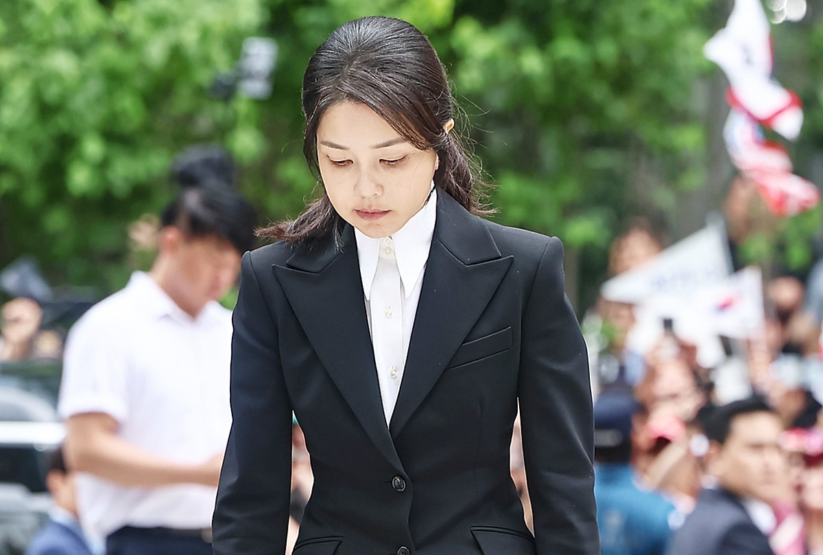 김건희 여사 자료 사진. 서울중앙지법 형사합의34부(한성진 부장판사)는 21일 안해욱 씨의 공직선거법 위반 등 혐의 속행 공판에서 김건희 여사에 대해 과태료 300만 원을 부과한다고 밝혔다. 김건희 여사 측은 불출석 사유를 제출했으나 재판부는 그 사유가 정당하지 않다고 판단한 것으로 전해졌다.     형사소송법에 따르면 법원은 소환장을 송달받은 증인이 정당한 사유 없이 출석하지 않을 경우 500만 원 이하의 과태료를 부과할 수 있다.    / 뉴스1