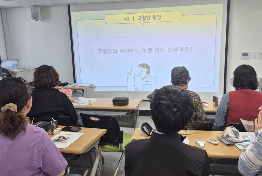 대구 북구보건소는 오는 6월까지 북구정신건강복지센터와 등록회원의 신체 건강관리를 위한 ‘건강백(100)과사전’을 운영한다. 사진은 건강백(100)과사전 프로그램 운영 모습    / 대구 북구 제공