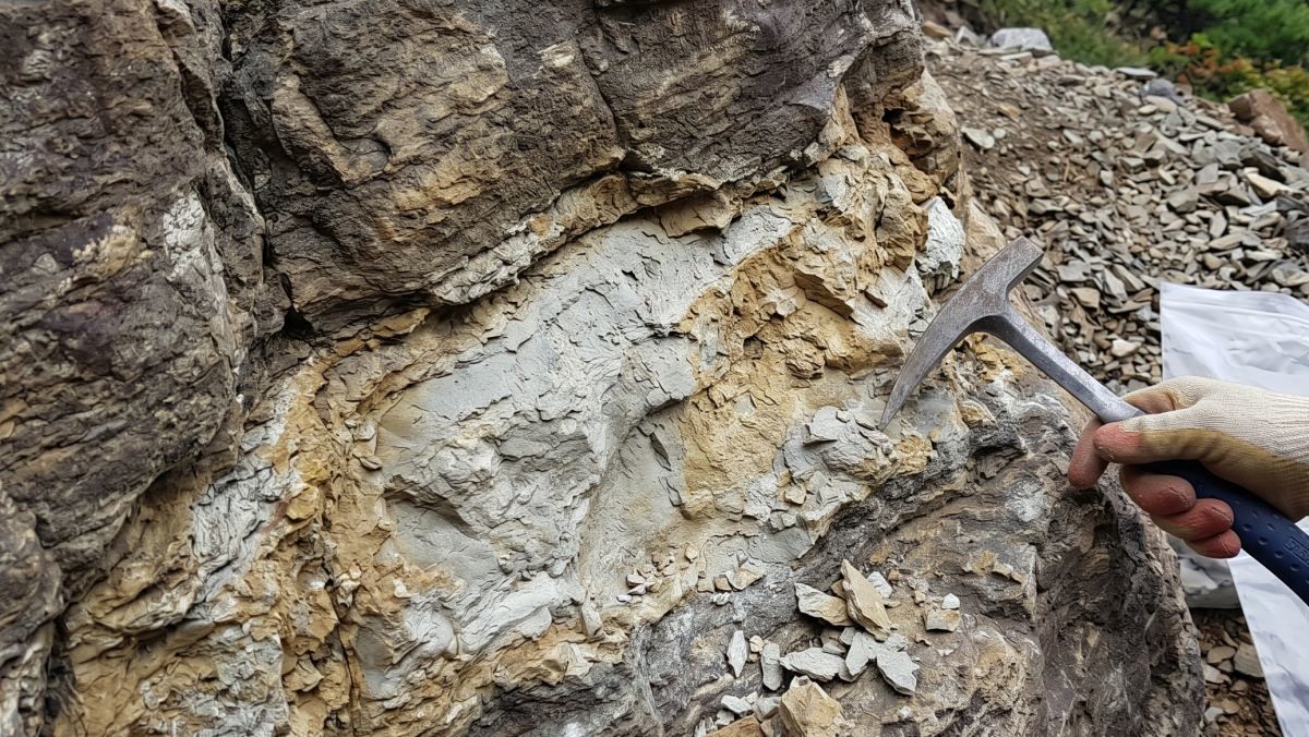 일라이트 광물을 발견해 캐내는 모습. AI툴로 생성한 자료사진. (기사 속 실제 광물과 직접적인 연관이 없으며 실제 모습과 차이가 있을 수 있음을 밝힙니다.)