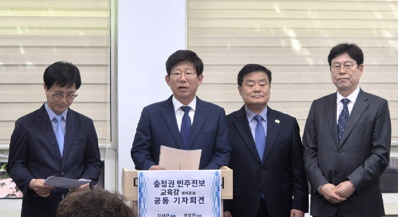 충청권 민주진보 교육감 후보 4인이 21일 대전시의회에서 공동 기자회견을 열고 초광역 교육협력과 공교육 혁신을 위한 공동 선언을 발표하고 있다. 왼쪽부터 성광진(대전)·김성근(충북)·이병도(충남)·임전수(세종) 후보/사진=김지연 기자