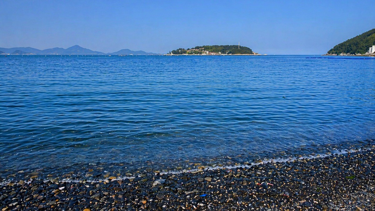 복항마을 해변. 기사 내용 토대로 AI툴 활용해 제작한 자료사진.