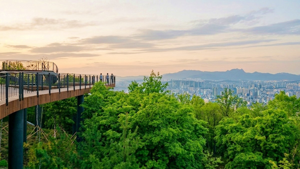 용마산 스카이워크에서 바라본 서울 풍경. 기사 이해를 돕기 위해 AI로 제작한 자료 이미지로, 실제 모습과 다소 차이가 있을 수 있습니다.