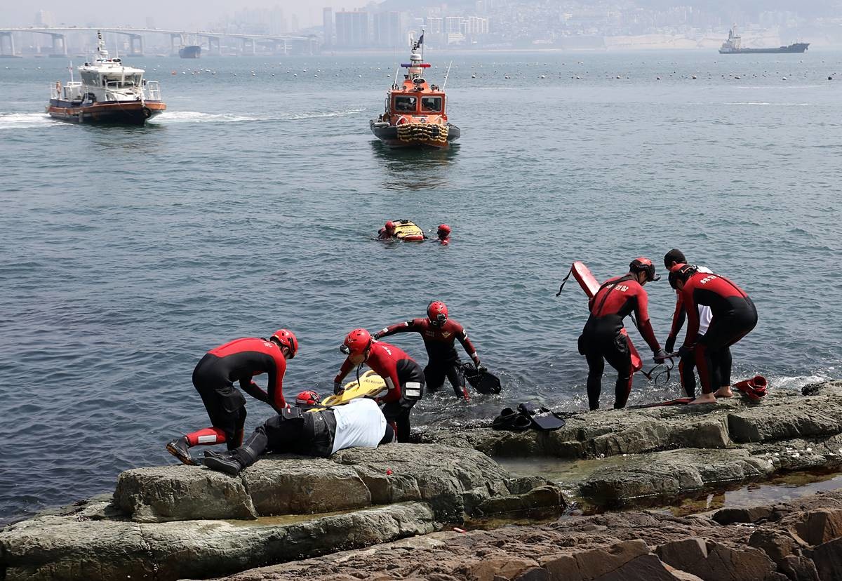항공기·함정 접근 어려운 갯바위 고립자 구조 훈련. 사진은 지난해 5월 13일 부산 서구 송도해안산책로 인근에서 해경이 항공기·함정 접근이 어려운 갯바위에 낚시객이 고립된 상황을 가정한 구조 훈련을 하고 있다. 이날 훈련에는 남해해경청, 부산해경 영도파출소, 중앙해양특수구조단이 참여했다 / 뉴스1