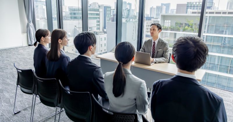 면접관이 지원자들을 마주하고 질문을 진행하는 장면으로, 한국 기업 특유의 단정한 분위기와 구조적인 면접 환경을 보여주는 이미지. / 셔터스톡