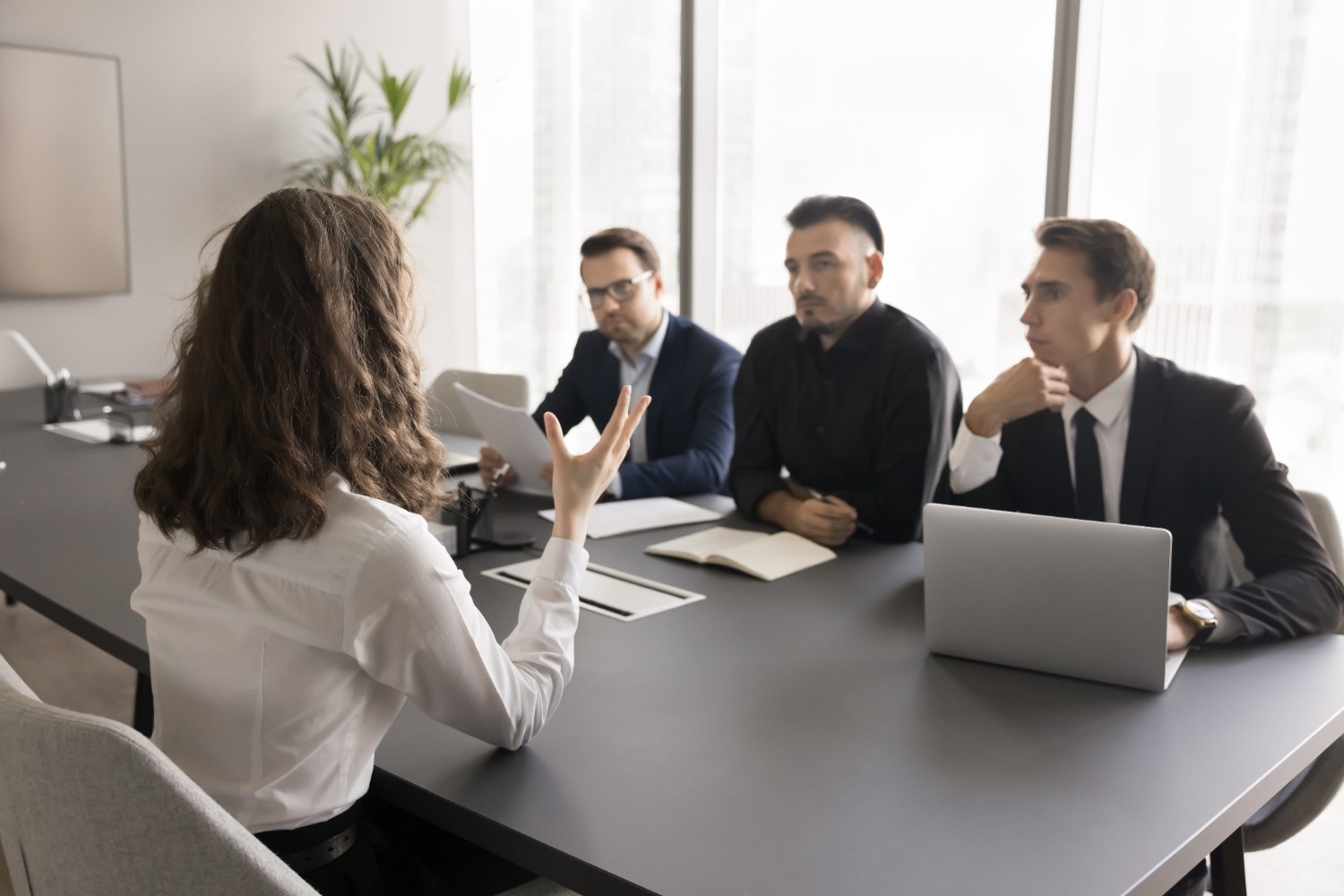 지원자가 자신의 경험과 의견을 적극적으로 설명하는 모습으로, 보다 자유롭고 의견 표현이 강조되는 해외 면접 분위기를 보여주는 장면. / 셔터스톡