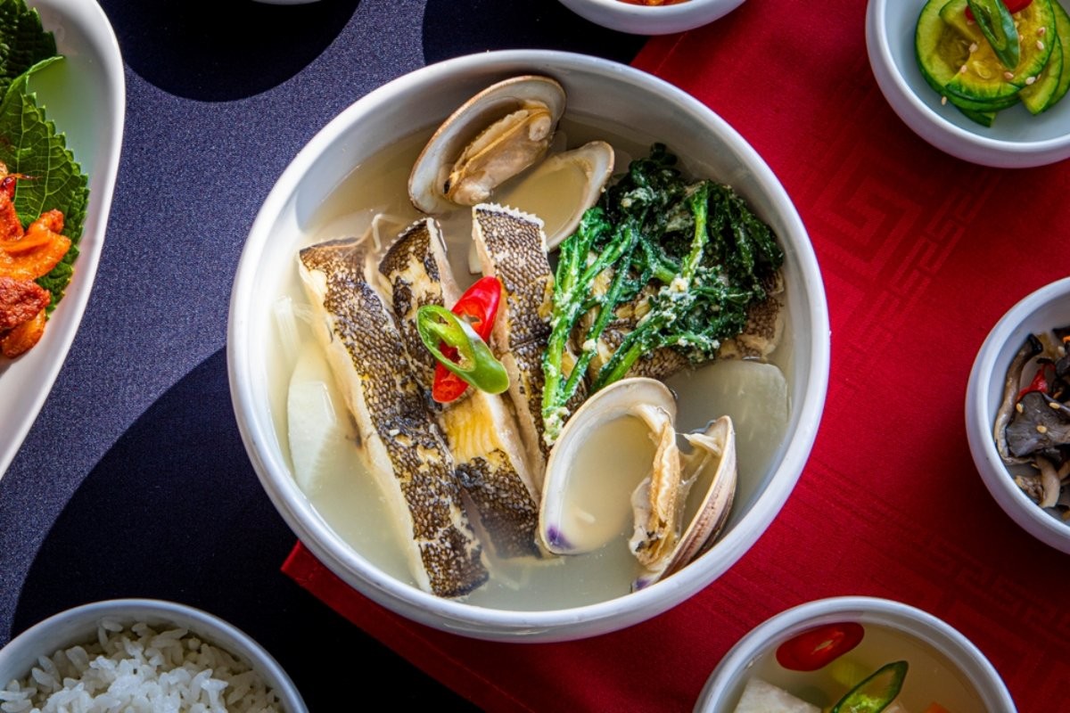 도다리 쑥국  / ptera-shutterstock.com