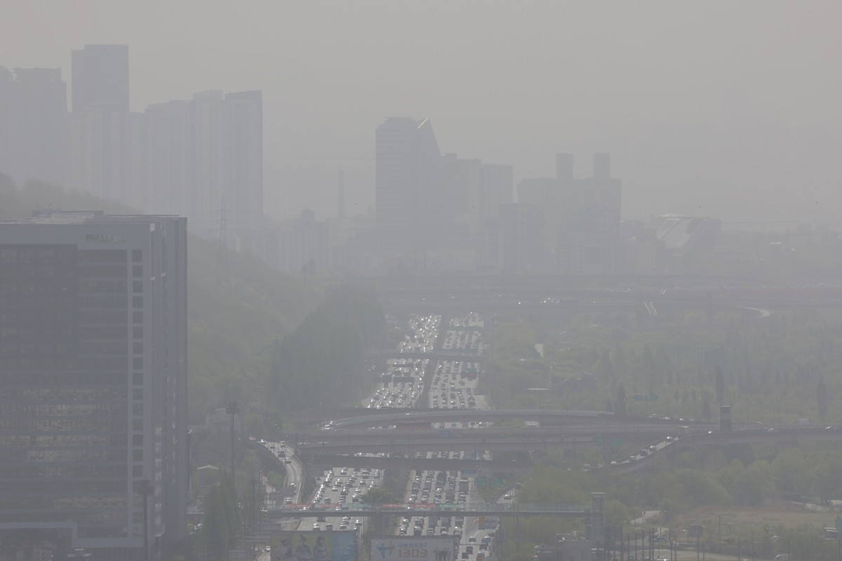 전국에 황사가 유입된 21일 서울 일대가 흐릿하게 보인다. 기사 이해를 돕기 위한 자료 사진. 강원영동·광주는 21일 오후 2시, 서울·인천·대전은 이날 오후 3시부로 미세먼지(PM10) 농도가 감소함에 따라 해당 지역에 발령됐던 황사 위기경보는 해제됐다. 다만, 경기·강원영서·충북·충남·세종·전북·경북·대구 지역은 여전히 황사 위기경보가 유지된 상황이다. 황사 영향은 22일까지 지속될 것으로 예상된다. / 연합뉴스