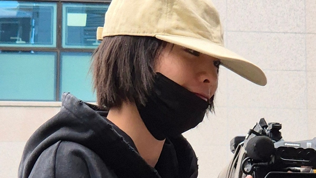 애프터스쿨 출신 가수이자 배우인 나나(35)가 21일 경기 의정부지방법원 남양주지원에 증인으로 출석한 모습 / 뉴스1