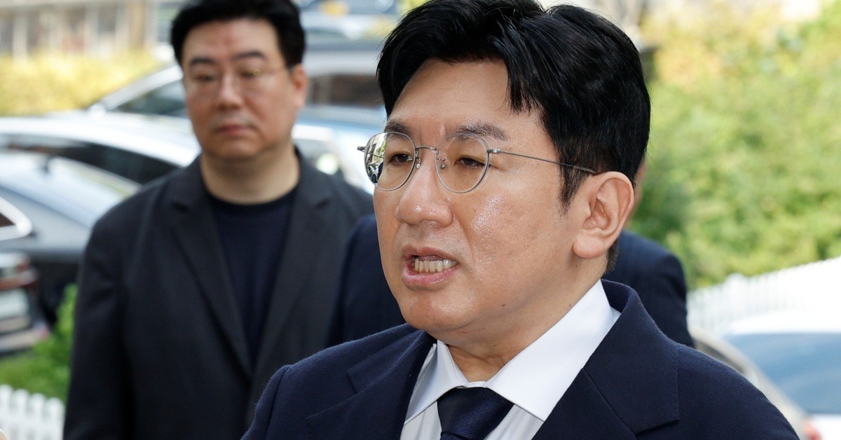 방시혁 하이브 의장이 작년 15일 오전 자본시장법 위반 혐의(사기적 부정거래) 관련 조사를 받기 위해 마포구 서울경찰청 금융범죄수사대에 출석하며 취재진 질문에 답하고 있다.  / 뉴스1