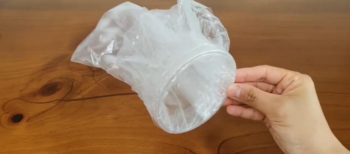 플라스틱 컵을 활용하는 모습 / 유튜브 '집구석구석꿀팁, 집꿀'