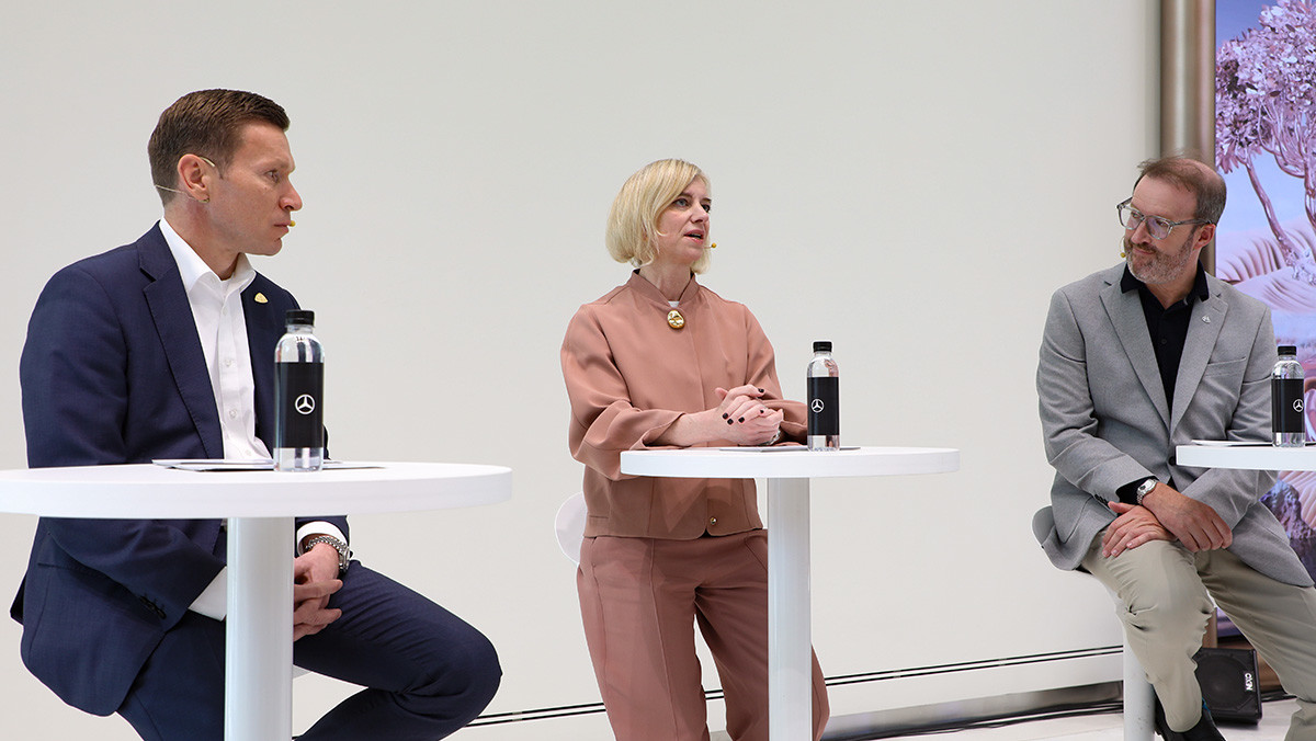 140 Years. 140 Places 행사에 참석한 본사 및 한국 지사 임원. 왼쪽부터 마티아스 바이틀, 메르세데스-벤츠 코리아 대표이사, 크리스티나 셴크 메르세데스-벤츠 AG 디지털&커뮤니케이션 및 IR 총괄 부사장, 롭 할로웨이, 메르세데스-벤츠 승용차 및 밴 부문 글로벌 커뮤니케이션 총괄. / 권혁재 PD