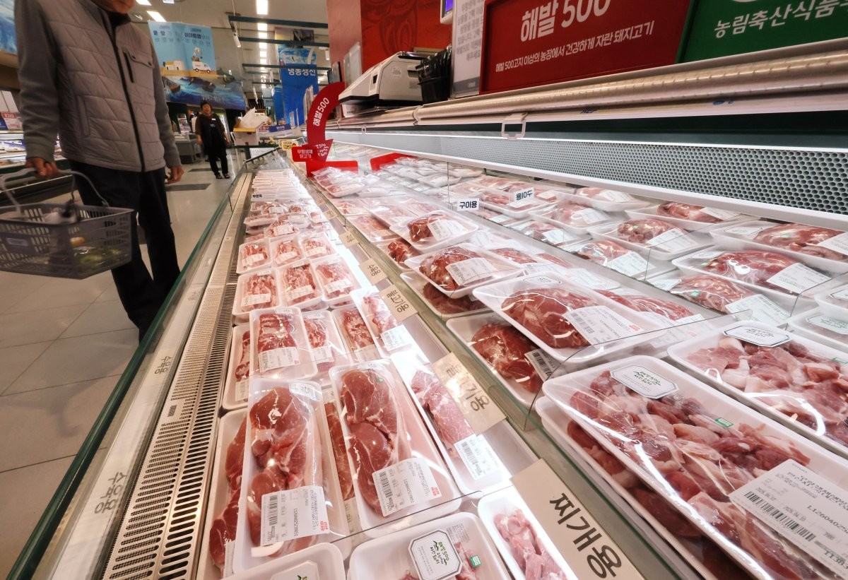 서울의 한 대형마트에서 돼지고기를 고르고 있는 시민의 모습.  / 연합뉴스