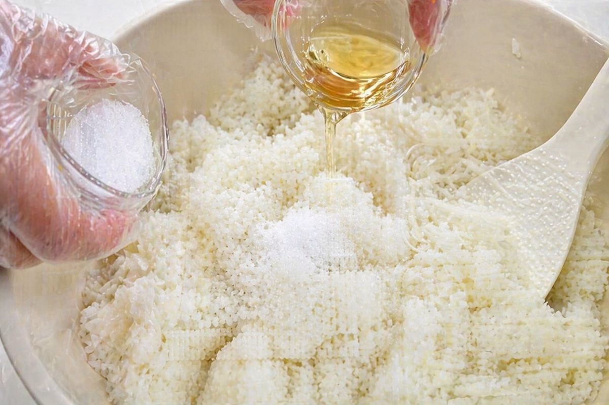 김밥 밥에 설탕과 식초 넣기. 기사 내용 토대로 AI툴 활용해 제작한 자료사진.