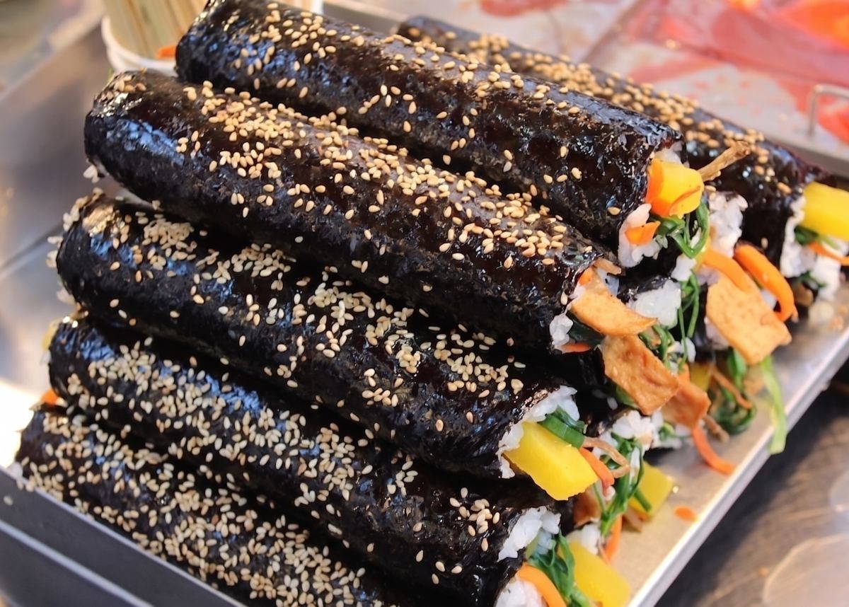 쌓여 있는 김밥. 기사 내용 토대로 AI툴 활용해 제작한 자료사진.
