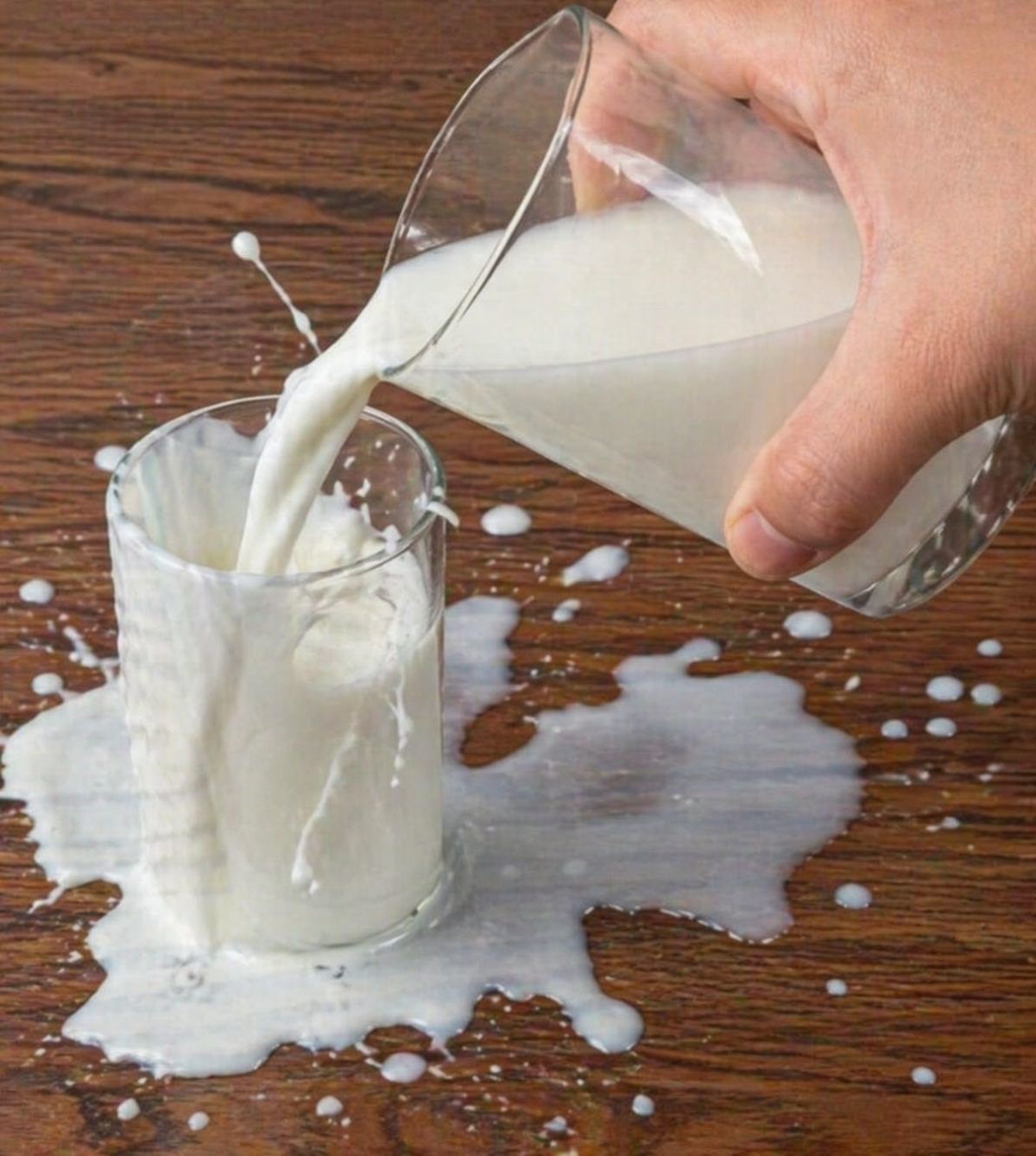 다른 컵으로 우유 옮기려다 쏟는 모습. 기사 내용 토대로 AI툴 활용해 제작한 자료사진.