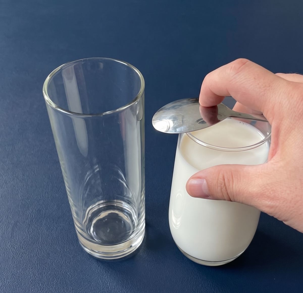 숟가락 뒷면 활용해 우유 안 흘리고 다른 컵에 옮기기. 기사 내용 토대로 AI툴 활용해 제작한 자료사진.