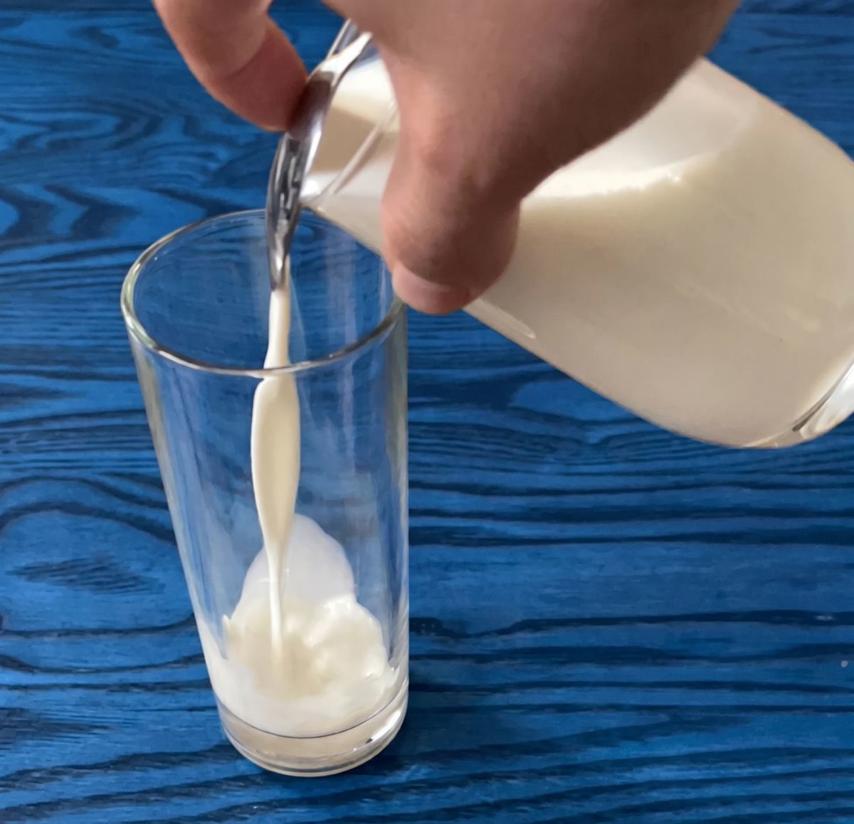 숟가락 활용해 우유 잘 따르기. 기사 내용 토대로 AI툴 활용해 제작한 자료사진.