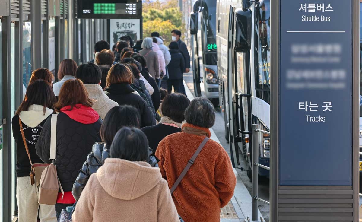 시민들이 셔틀 버스를 타기 위해 줄을 서 있다.  / 뉴스1