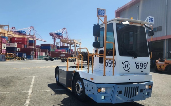 부산항, ‘국산 전기 야드트랙터’ 첫 투입…항만 탈탄소 전환 본격화