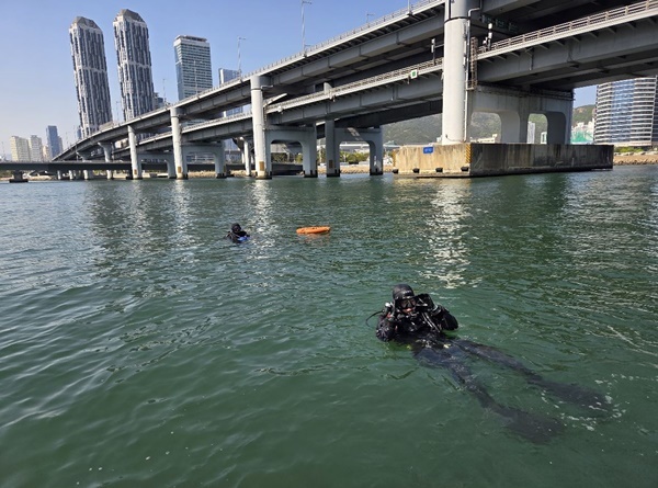 해운대소방서, 수영강서 ‘흐린물 수중탐색훈련’…휴먼브릿지 사고 대비 강화