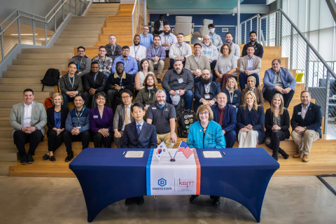 왼쪽부터 서울미디어대학원대학교 한희 총장, 다코타주립대학교 호세마리 그리피스 총장