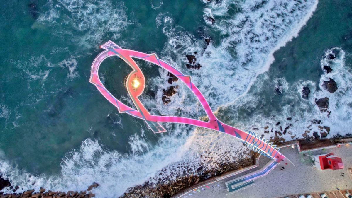 바다로 뻗은 85m '도깨비방망이'…동해 오션뷰 감상하는 '무료' 해상길