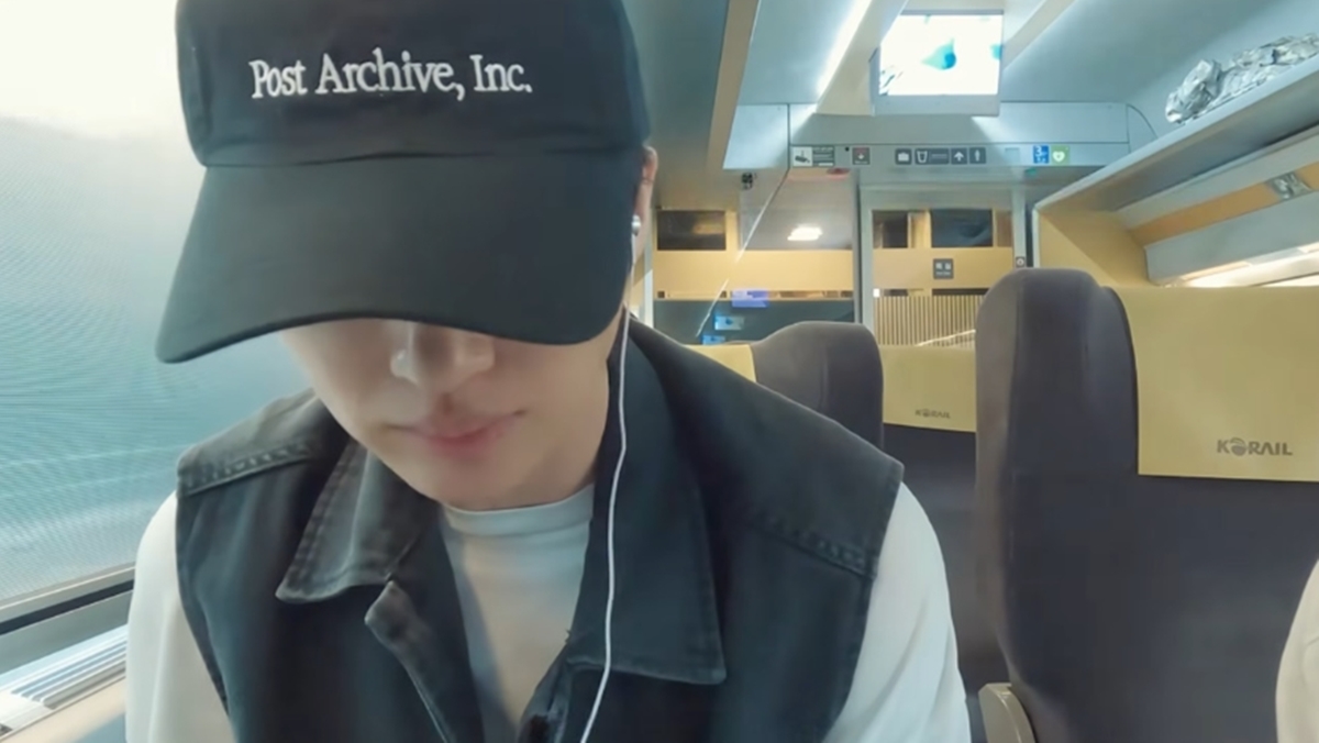 “아무도 못 알아봤다” 부산 가는 KTX에서 마스크 없이 포착된 유명인, 정체 알면 깜짝 놀란다