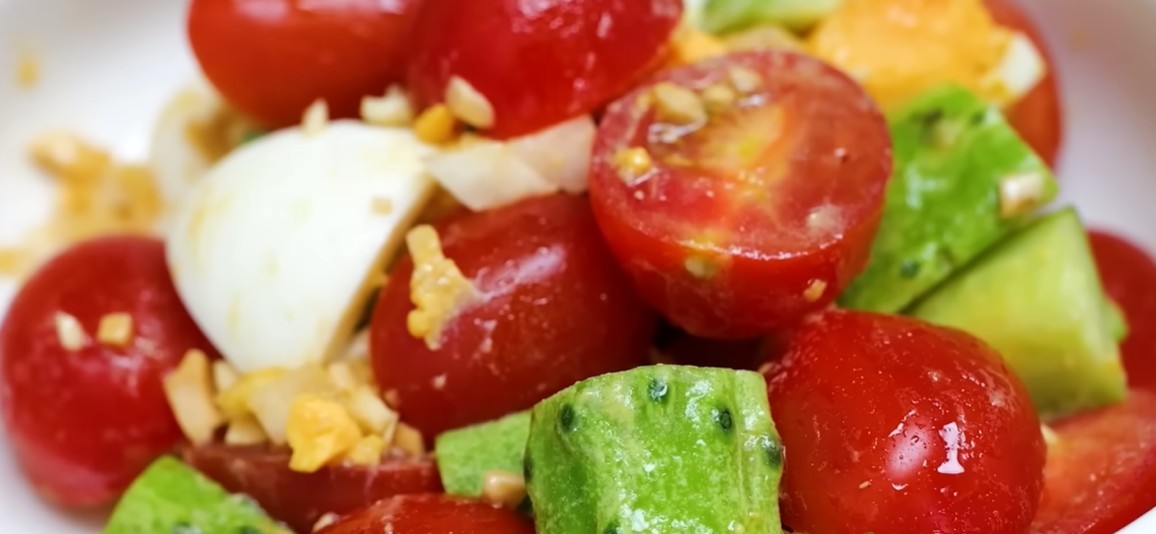 오이와 토마토에 '삶은 계란'을 넣어 보세요...'이렇게' 하면 전혀 비리지 않습니다 