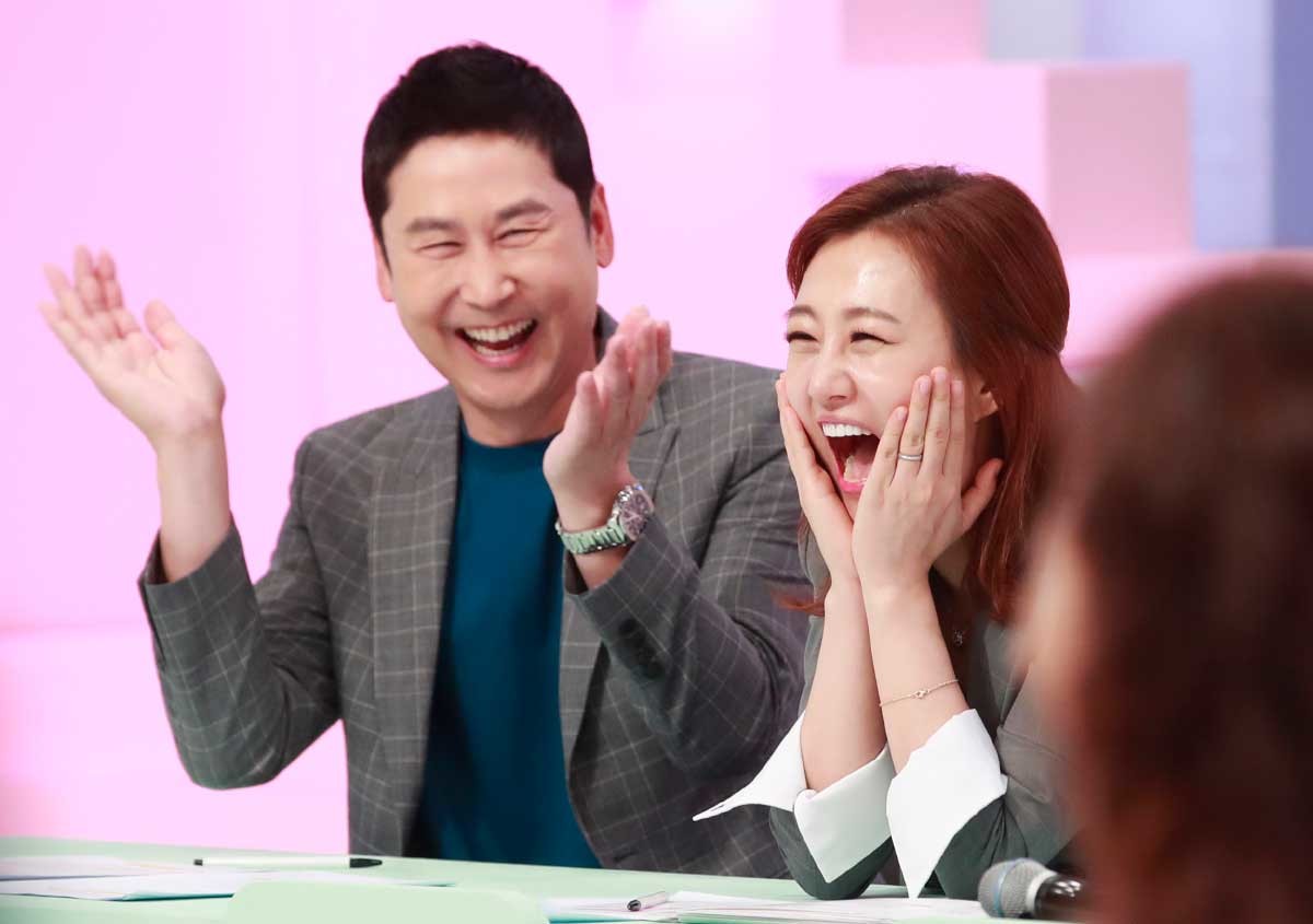 방송인 신동엽, 가수 장윤정(오른쪽)이 지난 2020년 경기도 고양시 일산동구 빛마루 방송지원센터에서 열린 티캐스트 E채널 예능 프로그램 '찐어른 미팅: 사랑의 재개발' 녹화를 하고 있다. / 뉴스1